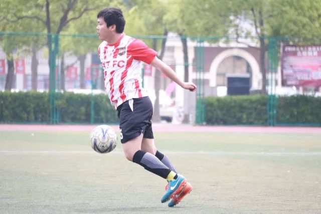 福登离场时对曼联球迷做出“1-0”手势回击嘲讽